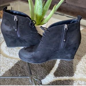 $2/$20 🛍 Wedge Suede Ankle Bootie
